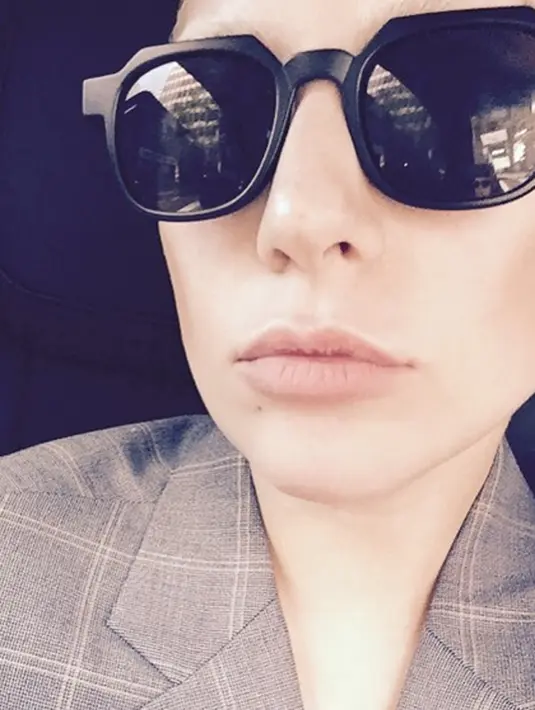 Penyanyi kelahiran New York, Lady Gaga, memiliki koleksi kacamata hitam dengan bermacam model dan gaya. Pelantun 'Bad Romance' ini kerap mengunggah dirinya memakai koleksi kacamata hitamnya di akun instagram miliknya @ladygaga. (via instagram/@ladygaga)