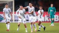 Selebrasi pemain Borneo FC, Stefano Lilipaly (kedua kiri) bersama Leo Lelis setelah mencetak gol ke gawang Persija Jakarta pada laga pekan ke-7 BRI Liga 1 2023/2024 di Stadion Patriot Candrabhaga, Bekasi, Rabu (9/8/2023). (Bola.com/Bagaskara Lazuardi)
