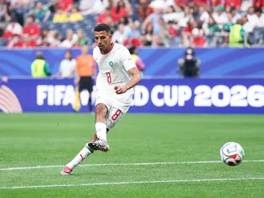 Pemain Maroko Azzedine Ounahi saat  mencetak gol pertama timnya selama pertandingan babak 16 besar Piala Dunia FIFA 2026 antara Kanada dan Maroko di Stadion Houston, Texas, Sabtu (04/07/2026). (AFP/ Getty Images/ Kevin C.Cox)