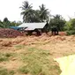 Pabrik pengolahan sabut kelapa jadi media tanam milik Suryadi (Liputan6.com/Novia Harlina)