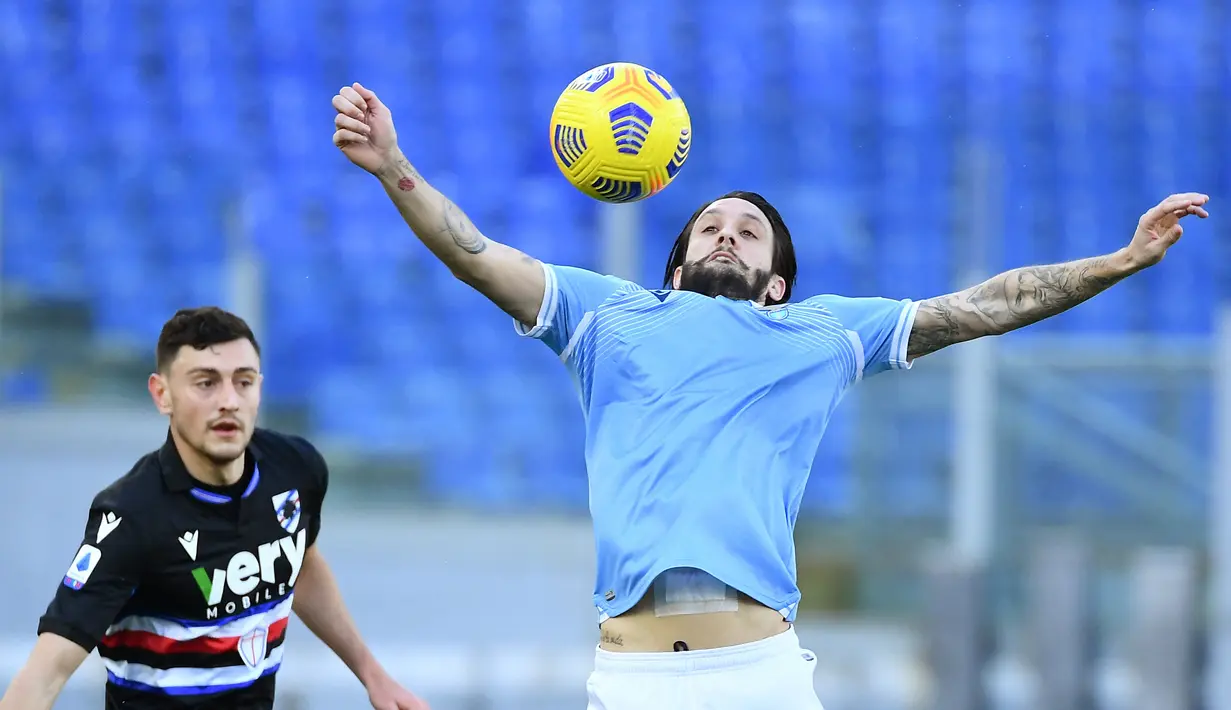 Pasukan Simone Inzaghi pun mengancam lebih dulu lewat peluang Luiz Alberto (kanan) pada menit ke-22 namun mampu diselamatkan oleh penjaga gawang Sampdoria Emil Audero. (Foto: AFP/Vincenzo Pinto)