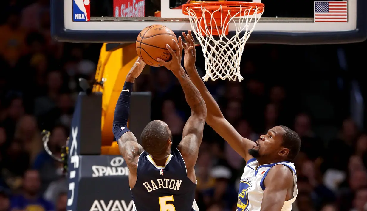 Pebasket Golden State Warriors, Kevin Durant, melakukan block kepada pebasket Denver Nuggets, Will Barton, pada laga NBA di Pepsi Center, Denver, Sabtu (4/11/2017). Warriors menang 127-108 atas Nuggets. (AFP/Matthew Stockman)