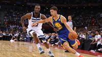Guard Golden State Warriors, Klay Thompson (kanan), saat beraksi melawan Minnesota Timberwolves pada laga pramusim NBA 2017/2018, Rabu (4/10/2017). (Bola.com/Twitter/warriors)