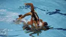 Tim renang indah Indonesia berhasil menyumbang medali pertama bagi kontingen Merah Putih di Sea Games 2015 Singapura. Salah satu anggota tim melakukan salto saat tampil di OCBC Aquatic Centre, Rabu (3/6/2015). (Liputan6.com/Helmi Fithriansyah)   