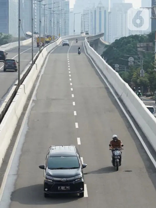Pengendara sepeda motor melintasi Jalan Layang Non-Tol (JLNT) Kampung Melayu-Tanah Abang di Jakarta, Selasa (9/6/2020). Kurangnya penindakan pelanggar lalu lintas menyebabkan sebagian pemotor nekat menerobos JLNT, meskipun perilaku tersebut membahayakan keselamatan. (Liputan6.com/Immanuel Antonius)