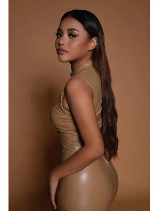 Bisa jadi tulisan dalam foto di instagram story tersebut menjawab banyak spekulasi terkait hubungannya dengan Rabbani. Terlebih, beberapa waktu lalu Aurel sempat menyindir seseorang yang tak disebutkan namanya. (Instagram/aurelie.hermansyah)