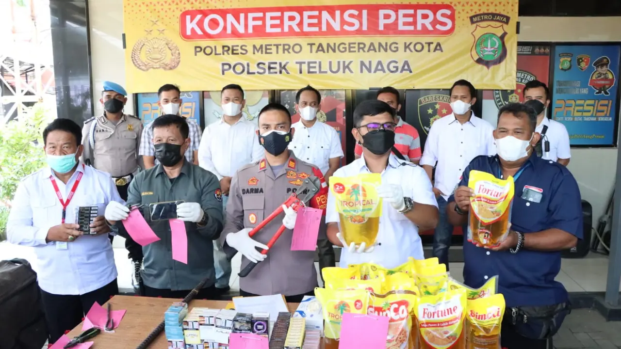 Polisi menangkap 7 pembobol minimarket di Kabupaten Tangerang. (Liputan6.com/Pramita Tristiawati)