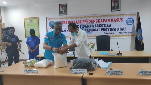 Perwira BNN Riau yang diduga ribut dengan Satpol PP Pekanbaru di parkiran hiburan malam.