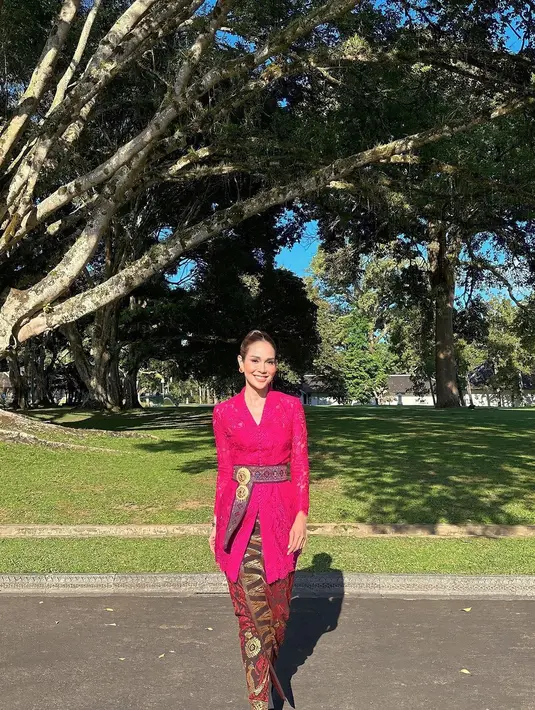 Loemongga Haoemasan, istri dari Menteri Perindustrian Agus Gumiwang Kartasasmita tak kalah elegan dibalut kebaya brokat bernuansa merah muda keungguan, dipadunya dengan kain baik bernuansa cokelat keemasan yang serasi. Ia tambahkan pemanis berupa belt dari kain tenun yang serasi. [Foto: Instagram/loemongga]