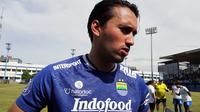 Striker Persib Bandung, Ezra Walian, meladeni sesi wawancara oleh awak media saat berlatih di Stadion Sidolig, Bandung, Sabtu (28/5/2022). (Bola.com/Erwin Snaz)
