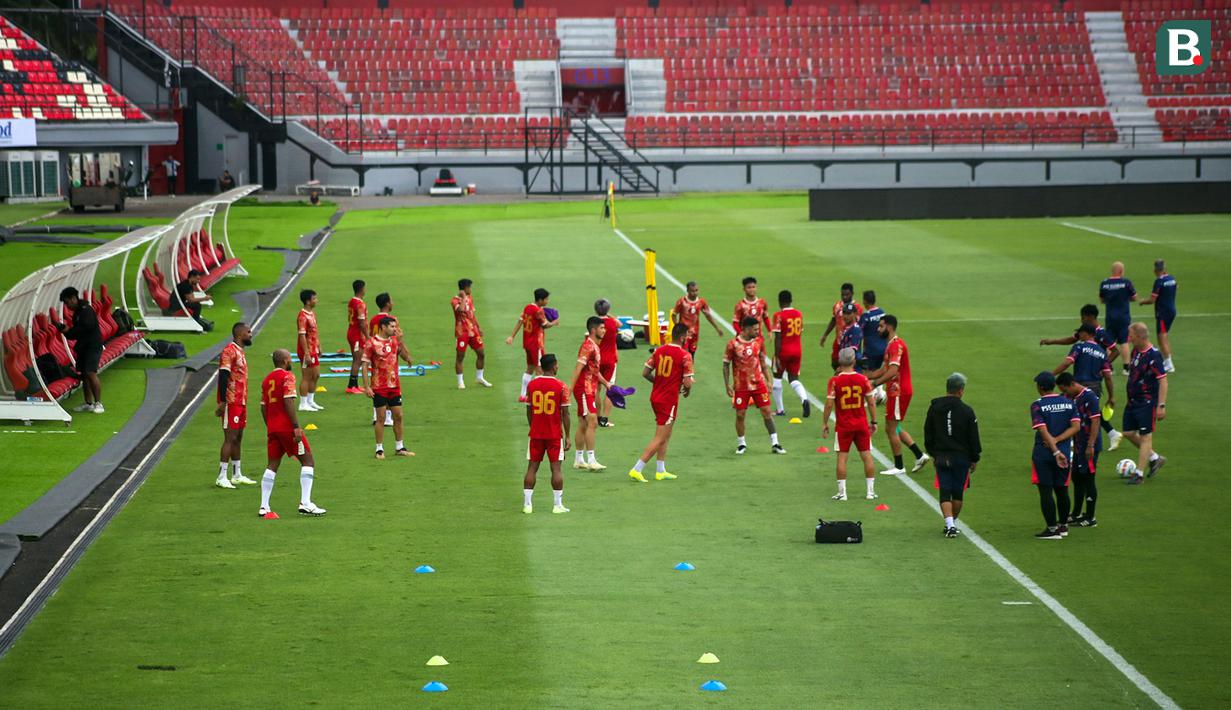 Suasana latihan resmi PSS Sleman di Stadion Kapten I Wayan Dipta, Bali, Jumat (30/6/2023), jelang  laga pembuka BRI Liga 1 2023/2024 menghadapi tuan rumah Bali United. (Bola.com/Alit Binawan)