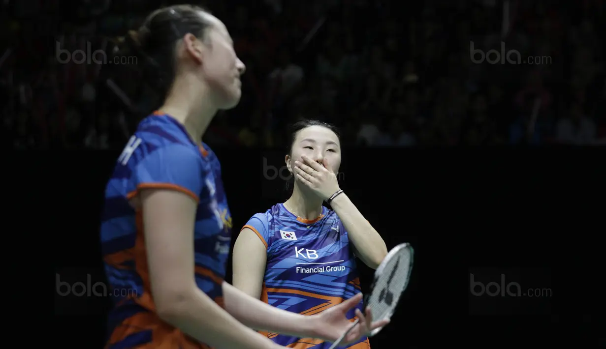 Ganda putri Korsel, Lee So-hee/Shin Seung-chan saat melawan wakil Indonesia, Greysia Polii/Apriyani Rahayu, pada laga Indonesia Masters 2018 di Istora Senayan, Sabtu (27/1/2018). Greysia/Apriyani menang 21-11, 17-21, 21-17. (Bola.com/M Iqbal Ichsan)