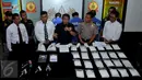 Dirtipid Narkoba Bareskrim Polri mengungkap sindikat narkotika jenis sabu Internasional WN Taiwan dan Nigeria di Jakarta, Senin (18/4). Petugas menyita barang  bukti 14,10kg sabu, 5 buah tabung besi dan 2 buah case kayu. (Liputan6.com/Gempur M Surya)