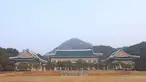 Pemandangan umum Cheong Wa Dae, juga dikenal sebagai Gedung Biru, terlihat di Seoul, Korea Selatan, Senin, 29 Desember 2025. Cheong Wa Dae, atau dikenal sebagai Blue House merupakan simbol kekuasaan eksekutif di Korea Selatan yang berlokasi di distrik Jongno, Seoul. (Kim Do-hun/Yonhap via AP)