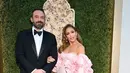 J.Lo tampil cantik dalam balutan warna pink saat menemani suaminya Ben Affleck (nominasi ) hingga acara malam hari.  [@elleromania]