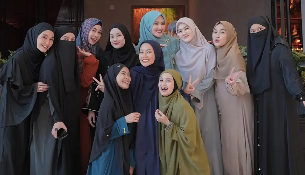 Diketahui pula, jika geng artis ini terdiri dari beberapa artis hingga influencer. Momen saat geng Butterfly kumpul pun tak lepas dari sorotan. (Liputan6.com/IG/@hellobvtterfly)