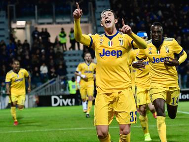 Striker Juventus, Federico Bernardeschi, merayakan gol yang dicetaknya ke gawang Cagliari pada laga Serie A Italia di Stadion Sardegna, Cagliari, Sabtu (6/1/2018). Cagliari kalah 0-1 dari Juventus. (AFP/Miguel Medina)