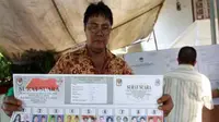 Petugas TPS melakukan penghitungan suara pada Pemungutan Suara Ulang (PSU) pemilihan Walikota dan Wakil walikota Manado, Sulawesi Utara. (Antara)