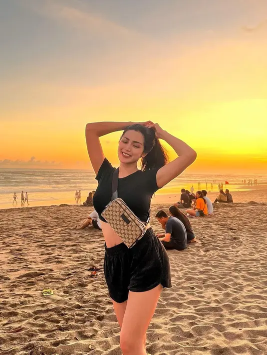 Namun usai melahirkan berat badan Jedar perlahan makin menurun. Tentunya hal ini juga dipengaruhi olahraga dan pola makan sehat. (Instagram @inijedar)