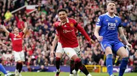 Pemain Manchester United Jadon Sancho (tengah) merayakan setelah mencetak gol ke gawang Leicester City pada pertandingan sepak bola Liga Inggris di Stadion Stamford Bridge, Manchester, Inggris, 19 Februari 2023. Manchester United mengalahkan Leicester City dengan skor 3-0. (AP Photo/Dave Thompson)