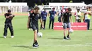 Pembalab Pertamina Enduro VR46 Racing Team, Fabio Di Giannantonio dan Franco Morbidelli menunjukan keahliannya dalam mengolah bola dalam acara football challenge Pembalap Pertamina Enduro di Stadion Madya, Senayan, Jakarta pada Jumat, (24/1/2025).  (Bola.com/Abdul Aziz)