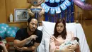 Bayi mungil tersebut berJenis kelamin laki-laki. Bayi yang bernama Muhammad Khalil Al Hikmah lahir dengan berat 2,8 kilogram dan panjang 47 centimeter. (Deki Prayoga/Bintang.com)