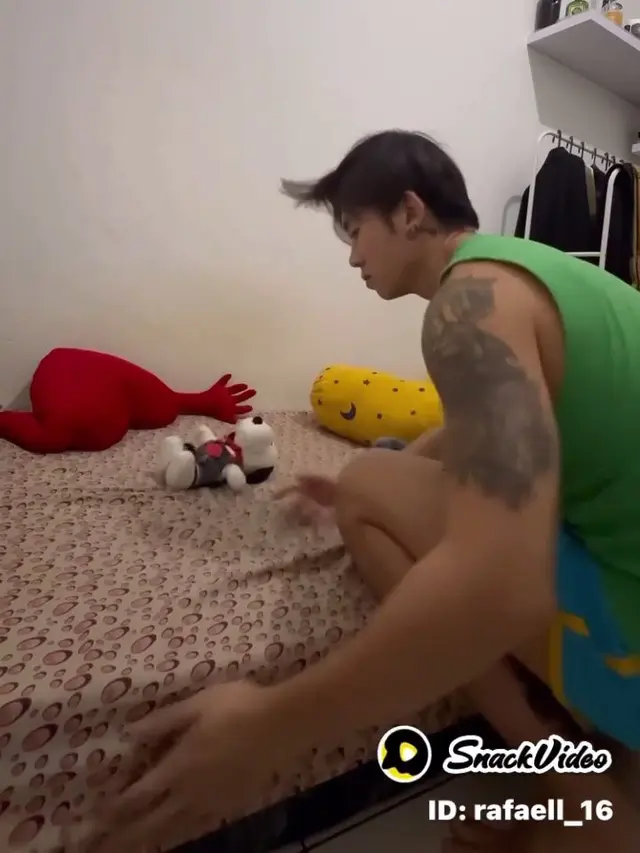 6 Potret Kamar Kos Rafael SMASH, Sederhana dengan Kasur Kecil di Lantai