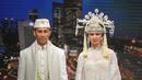 Model berjalan di atas catwalk memperagakan koleksi busana pengantin pada pameran pernikahan yang bertajuk Unveil, From Indonesia to the World di Grand Ballroom Shangri-La Hotel, Jakarta, Jumat (5/6/2015). (Liputan6.com/Herman Zakharia)