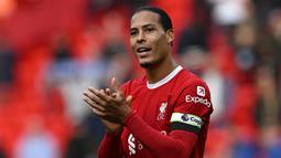 Jabatan kapten Liverpool pada musim 2023/2024 dipegang oleh Virgil van Dijk. Ia terpilih memimpin skuad asuhan Jurgen Klopp setelah Jordan Henderson hengkang ke Al-Ettifaq. Van Dijk juga merupakan kapten di Timnas Belanda. Ia resmi ditunjuk sebagai kapten De Oranje pada Maret 2018 menggantikan Arjen Robben. (AFP/Paul Ellis)