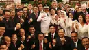 Gubernur DKI Jakarta Djarot Saiful Hidayat bersama istri  Happy Farida berpose dengan para pejabat dan kepala tinggi negara usai di lantik di Istana Negara, Jakarta, Kamis (15/6). Djarot dilantik untuk sisa periode 2012-2017. (Liputan6.com/Angga Yuniar)