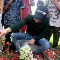 Raffi Ahmad berziarah ke makam sahabatnya, Olga Syahputra saat suasana Lebaran 2017. (Muhammad Altaf Jauhar/Bintang.com)