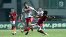 Pemain sayap Indonesia U-23, Ilham Udin Armayn (kanan) berusaha menahan gelandang Bahrain, Mohamed Marhoon pada laga PSSI Anniversary 2018 di Stadion Pakansari, Kab Bogor, Jumat (27/4). Indonesia kalah 0-1. (Liputan6.com/Helmi Fithriansyah)