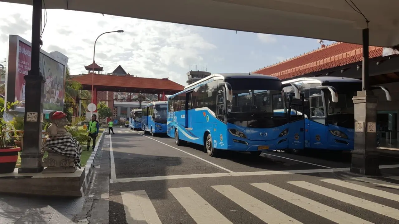 AP I menyiapkan counter reschedule dan refund, serta bus di Bandara Ngurah Rai, Bali seiring Erupsi Gunung Agung. (Dok AP I)