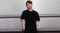 Jackson GOT7 cukup sering mengenakan kaus berwarna hitam dalam beberapa kesempatan. Penampilan kasual Jackson Wang ini tetap mampu menjadi sorotan netizen. (Liputan6.com/IG/@jacksonwang852g7)