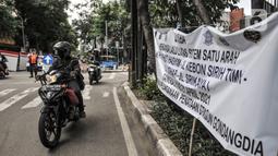 Spanduk penerapan sistem satu arah terpasang di kawasan Gondangdia, Jakarta Pusat, Kamis (8/4/2021). Uji coba yang berlangsung mulai 8-21 April mendatang merupakan bagian dari penataan kawasan Stasiun Gondangdia. (merdeka.com/Iqbal S. Nugroho)