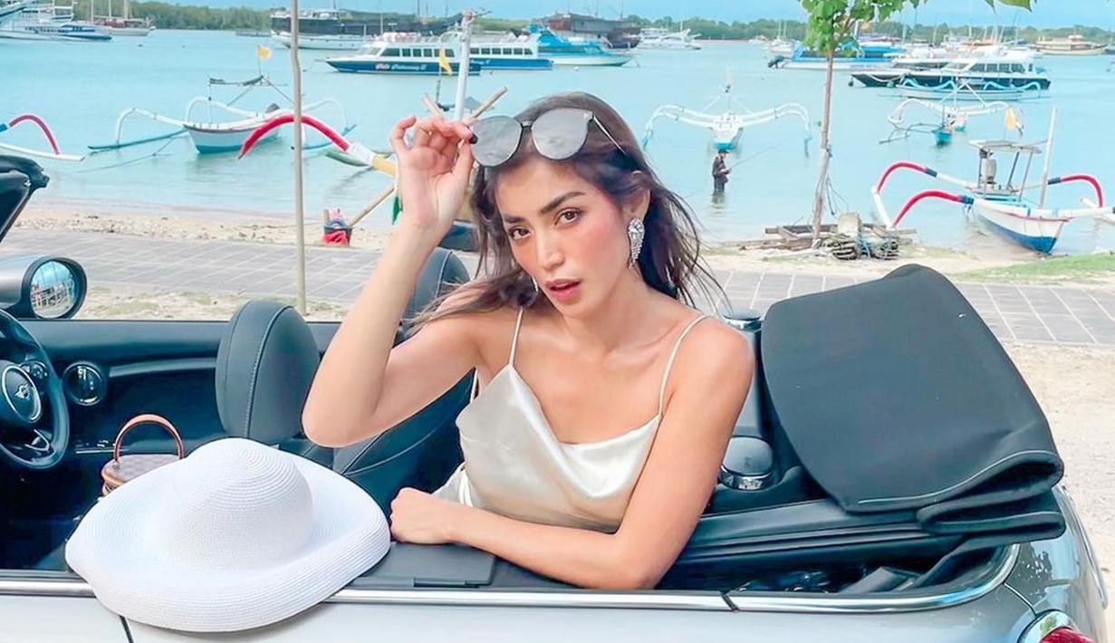 Salah satu fashion item favorit Jessica Iskandar adalah kacamata. Selain melindungi dari sinar matahari, penampilan wanita 33 tahun ini terlihat semakin stylish dengan kacamata.(Liputan6.com/IG/@inijedar)