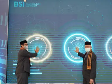 Staff Ahli Gubernur Aceh Bidang Perekonomian Keuangan dan Pembangunan Iskandar Syukri, Wali Nanggore Aceh Paduka Yang Mulia Tengku Malik Mahmud Al Haythar dan Direktur Utama Bank Syariah Indonesia (BSI) Hery Gunardi saat meresmikan UMKM Centre di Banda Aceh, Rabu (29/12/2021). (Liputan6.com/HO/BSI)
