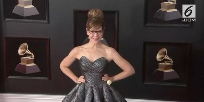 VIDEO: Grammy Awards, Lisa Loeb Menolak Hal Ini