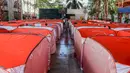 Warga berjalan di antara tenda-tenda modular bagi kaum tunawisma guna menghentikan penyebaran COVID-19 di sebuah lapangan basket beratap di Manila, 23 Maret 2020. Jumlah kasus infeksi virus corona meningkat menjadi 501, menurut Otoritas kesehatan Filipina, pada Selasa (24/3). (Xinhua/Rouelle Umali)