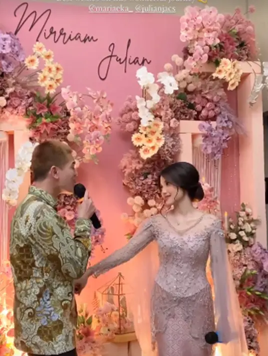 Dalam momen tersebut, Julian Jacob juga turut menyanyikan sebuah lagu romantis untuk sang kekasih. Tatapan mesra Julian Jacob kepada Mirriam Eka ini juga tak luput dari sorotan. (Liputan6.com/IG/@alleyaweddingcenter)