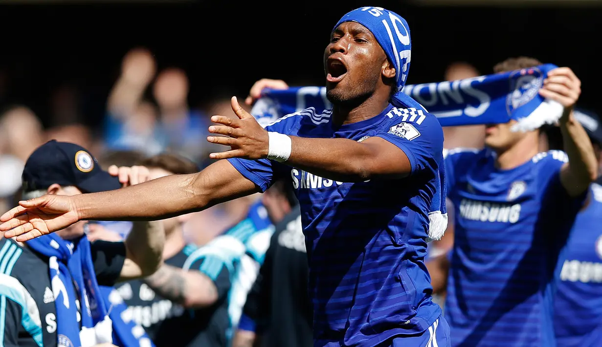 Penyerang Chelsea, Didier Drogba merayakan gelar juara Liga Premier Inggris 2014/2015 di Stamford Bridge, Inggris, (3/5/2015). Hingga pekan ke-35 poin Chelsea tidak terkejar lagi. (Reuters/Carl Recine)