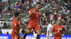Eduardo Vargas mencetak 4 gol saat Cile melumat Meksiko 7-0 dalam perempat final Copa America Centenario 2016 di Stadion Levis, Santa Clara, AS, Minggu (19/6/2016). (AFP/Omar Torres)