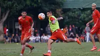 Aksi Bambang Pamungkas saat berlatih bersama timnya Persija Jakarta di Lapangan Yon Zikon TNI AD, Selasa (6/9/2016). (Bola.com/Nicklas Hanoatubun)
