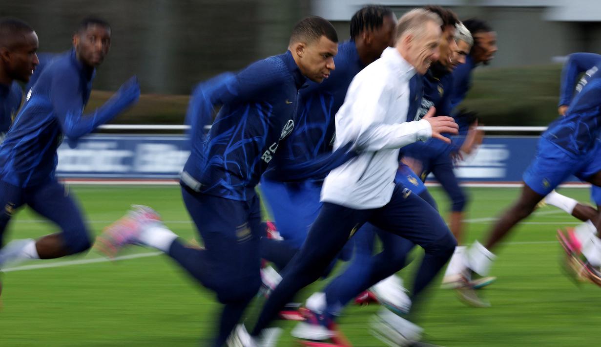 Pemain Timnas Prancis, Kylian Mbappe saat berlatih menjelang Kualifikasi Euro 2024 di Clairefontaine-en-Yvelines pada 21 Maret 2023. Mbappe akan memulai debut sebagai kapten Les Bleus pada 25 Maret 2023 saat melawan Belanda. (AFP/Franck Fife)
