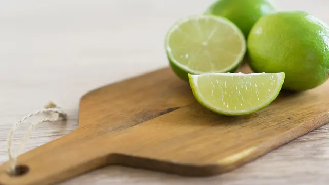 Menggunakan Madu dan Jeruk Nipis