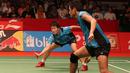 Pukulan terakhir pasangan Tiongkok ini tidak mampu dikembalikan dengan sempurna oleh Tontowi dan Liliyana. (Bola.com/Arief Bagus)
