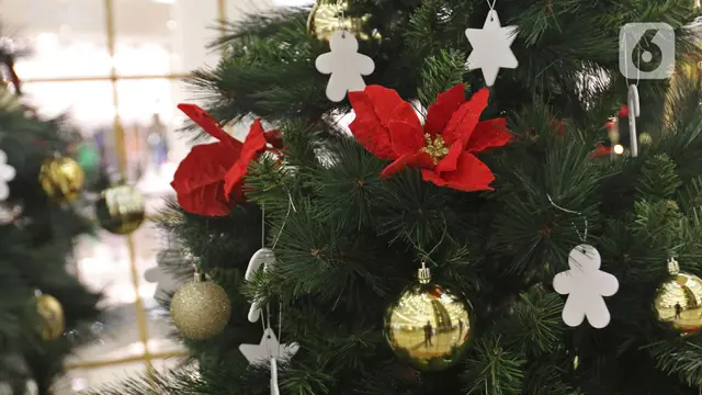 Pohon Natal Setinggi 18 Meter Hiasi Mal Senayan City