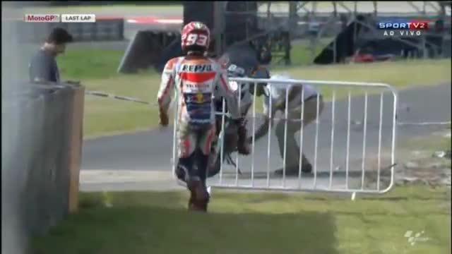 Valentino Rossi berhasil finis terdepan di balapan MotoGP Qatar yang berlangsung di Rio Hondo International circuit, Senin (20/4/2015) dini hari WIB. Sedangkan Marc Marquez yang meraih pole position gagal finis.