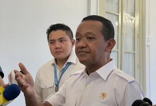 Menteri ESDM Bahlil Lahadalia melaporkan kepada Presiden Prabowo terkait evaluasi penataan Izin Usaha Pertambangan (IUP) di kawasan hutan. (Liputan6.com/Lizsa Egeham)