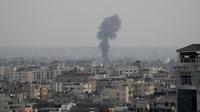 Asap mengepul usai serangan udara Israel di sebuah gedung di Kota Gaza, Jumat, 5 Agustus 2022. (AP/Hatem Moussa)